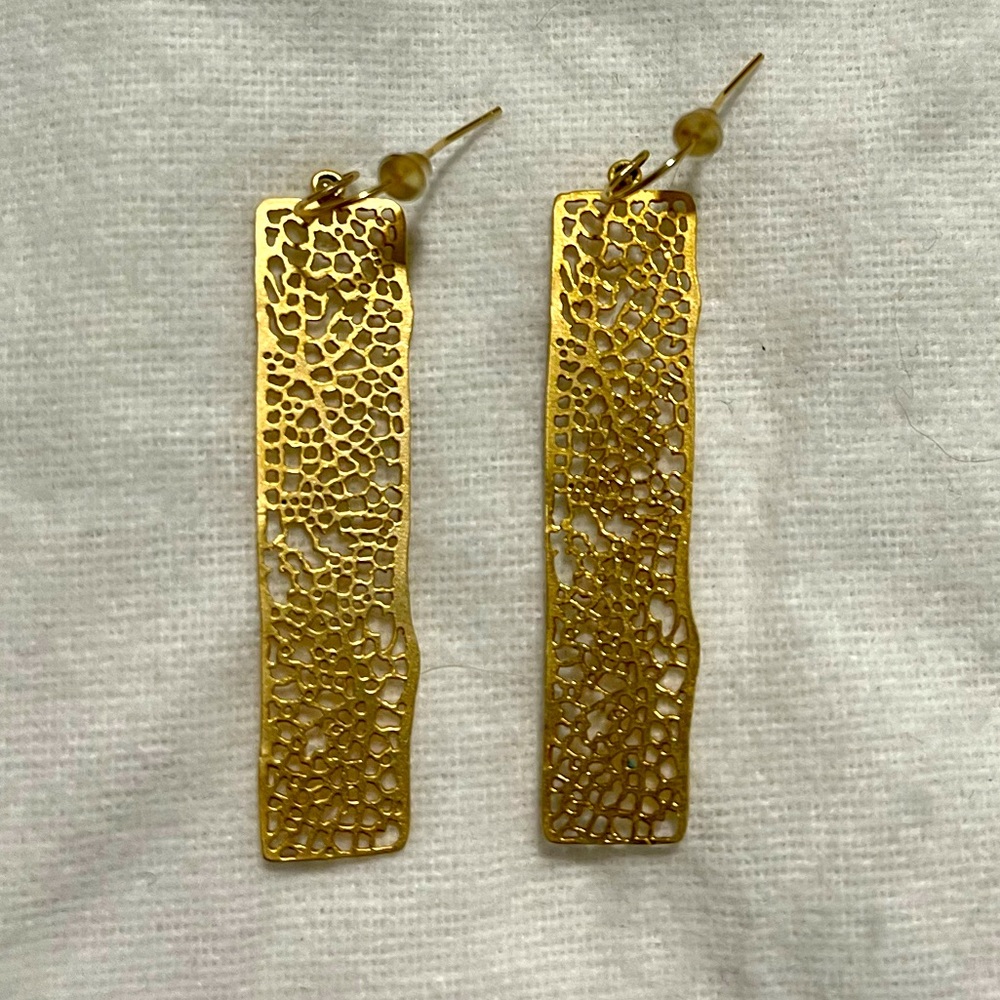 Pretty goldtone filigree earrings